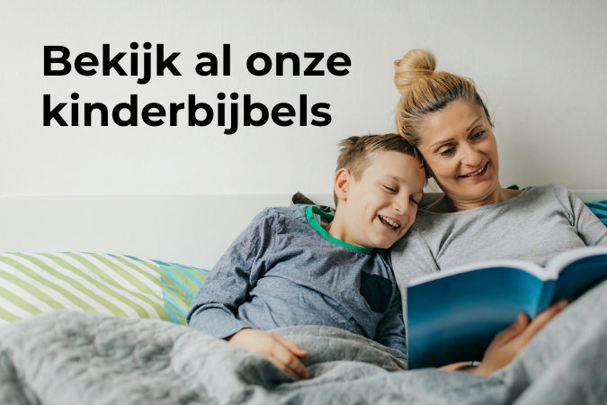 Moeder en tienerzoon lezen samen