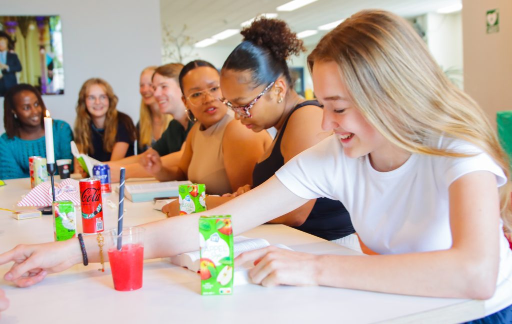 Tieners lezen samen de Bijbel